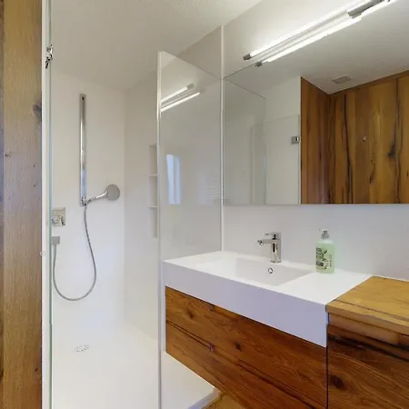 Modern And Spacious With Balcony Facing South, Marietta #2 * 洛伊克巴德